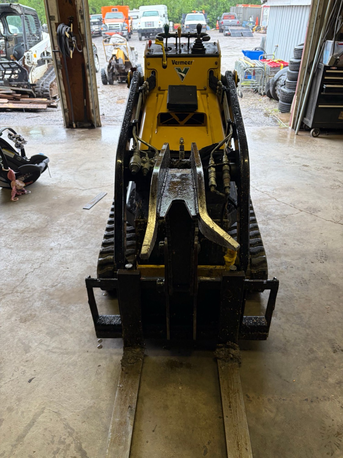 Vermeer grapple attachment before repair, with worn and splayed grab arms